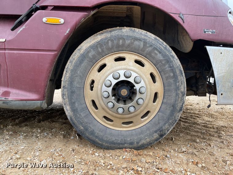 image for item IJ9557 2005 Freightliner Columbia 120  semi truck