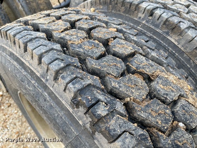 image for item IJ9557 2005 Freightliner Columbia 120  semi truck