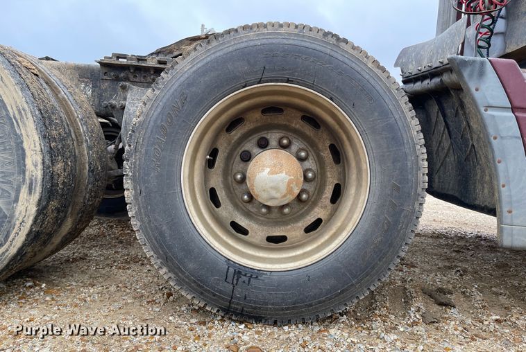 image for item IJ9557 2005 Freightliner Columbia 120  semi truck