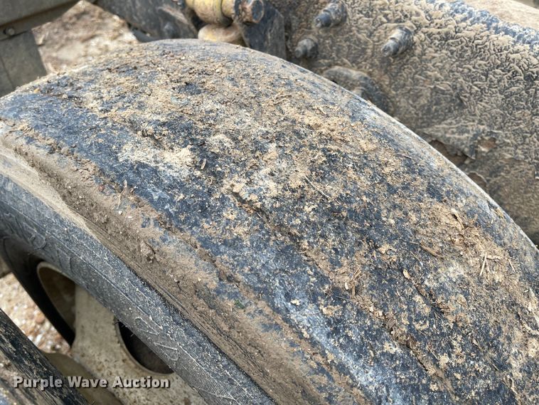 image for item IJ9557 2005 Freightliner Columbia 120  semi truck