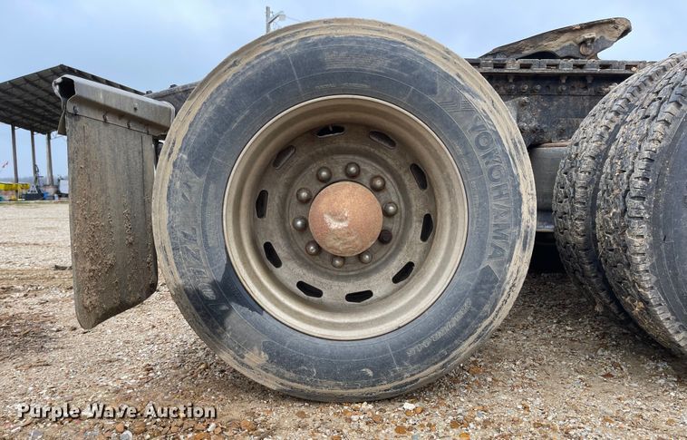 image for item IJ9557 2005 Freightliner Columbia 120  semi truck