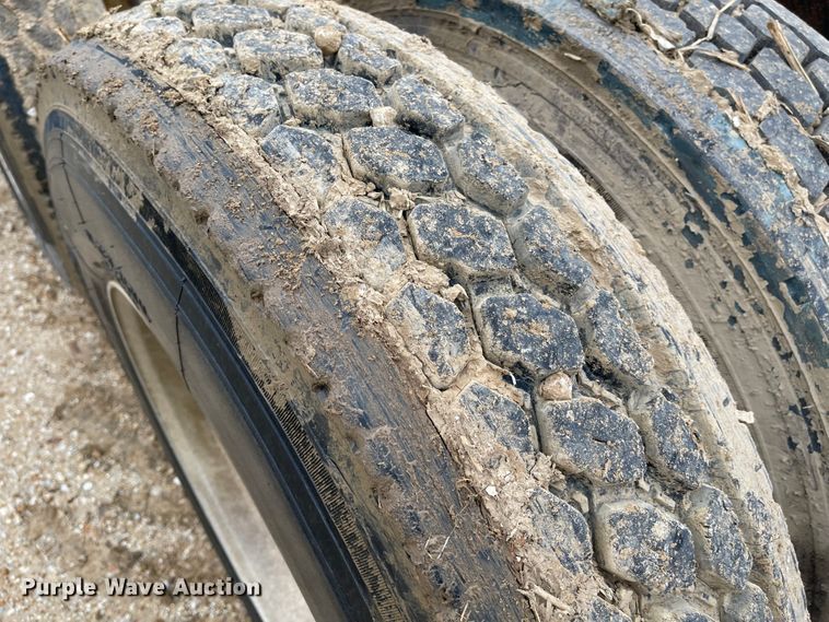 image for item IJ9557 2005 Freightliner Columbia 120  semi truck