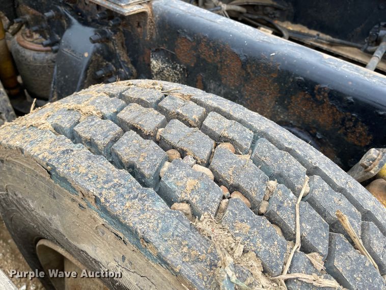 image for item IJ9557 2005 Freightliner Columbia 120  semi truck