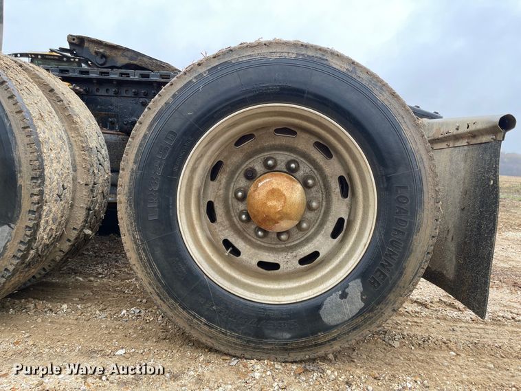 image for item IJ9557 2005 Freightliner Columbia 120  semi truck