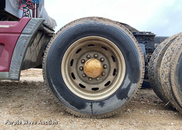 image for item IJ9557 2005 Freightliner Columbia 120  semi truck