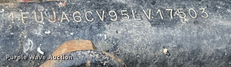 image for item IJ9557 2005 Freightliner Columbia 120  semi truck