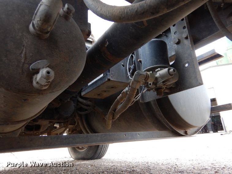 image for item IV9956 2000 Sterling AT9500  semi truck