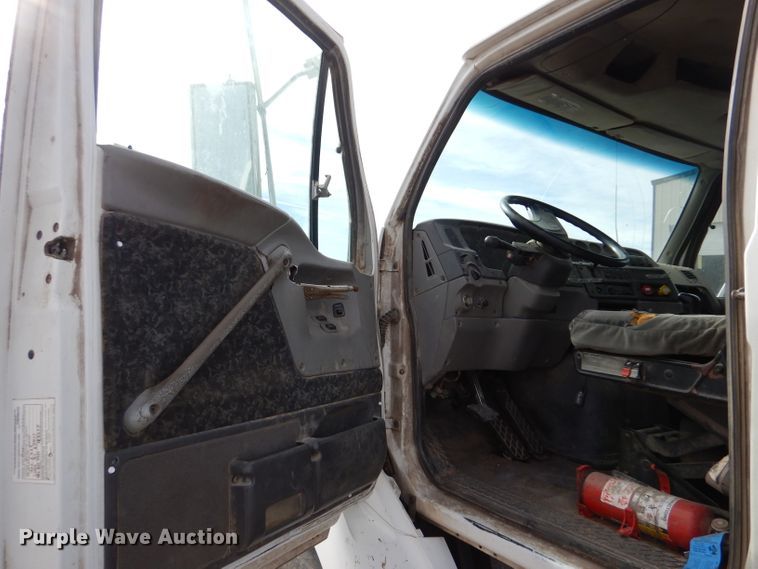 image for item IV9956 2000 Sterling AT9500  semi truck