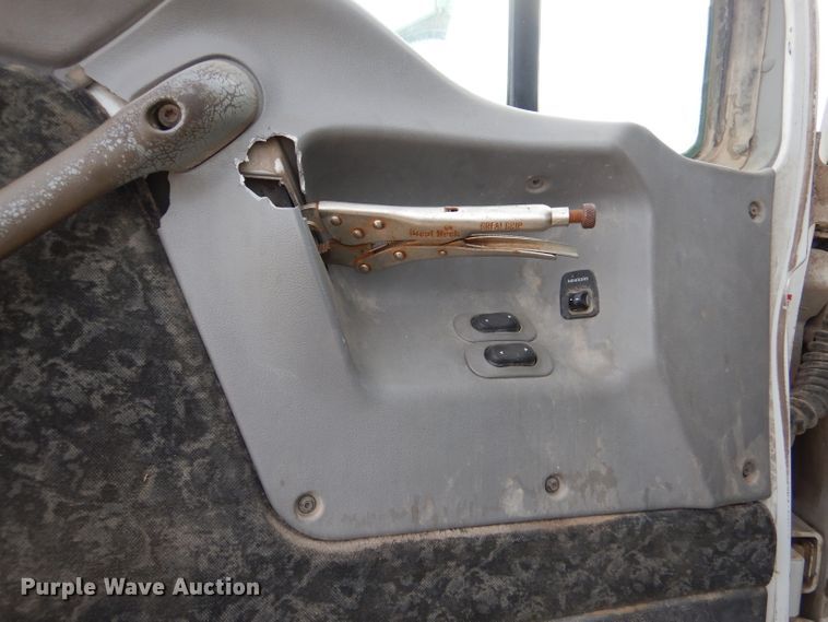 image for item IV9956 2000 Sterling AT9500  semi truck