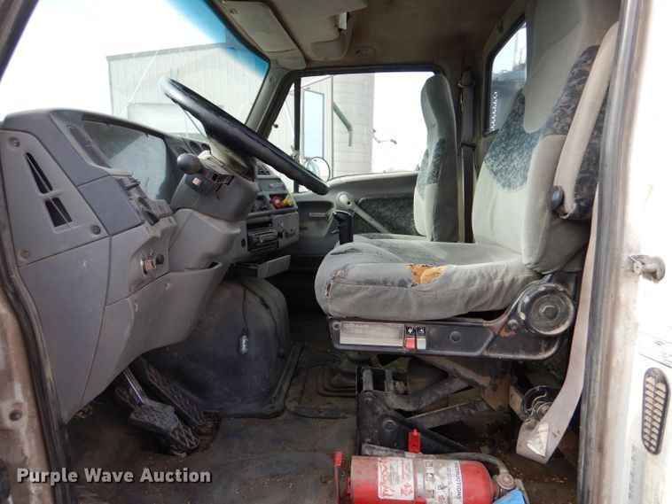 image for item IV9956 2000 Sterling AT9500  semi truck