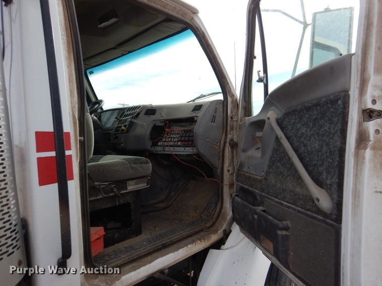 image for item IV9956 2000 Sterling AT9500  semi truck