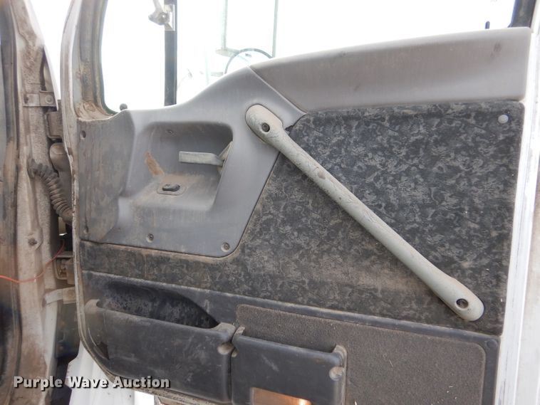 image for item IV9956 2000 Sterling AT9500  semi truck