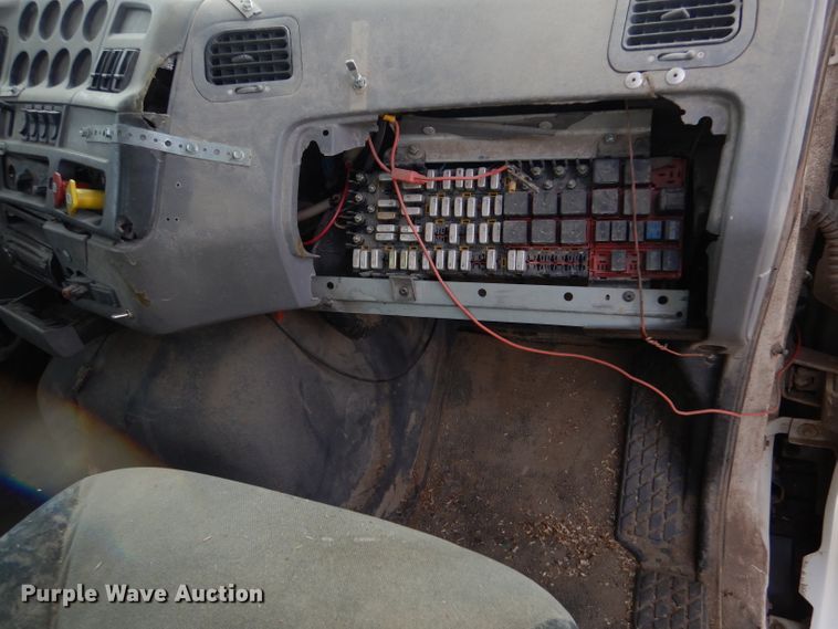 image for item IV9956 2000 Sterling AT9500  semi truck