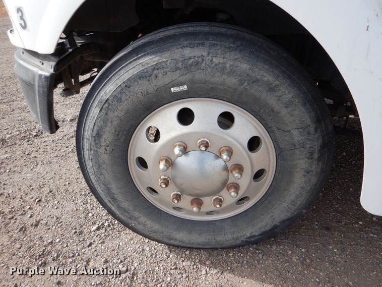 image for item IV9956 2000 Sterling AT9500  semi truck