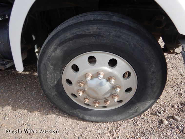 image for item IV9956 2000 Sterling AT9500  semi truck