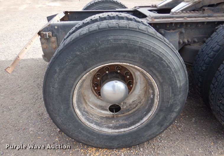 image for item IV9956 2000 Sterling AT9500  semi truck