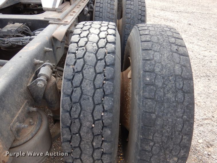 image for item IV9956 2000 Sterling AT9500  semi truck