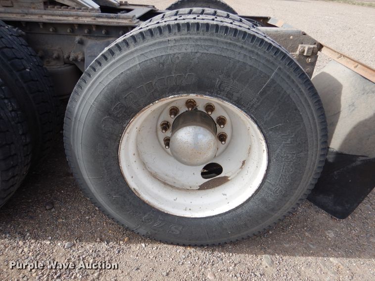 image for item IV9956 2000 Sterling AT9500  semi truck