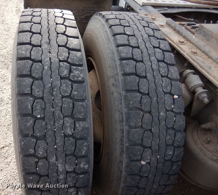 image for item IV9956 2000 Sterling AT9500  semi truck