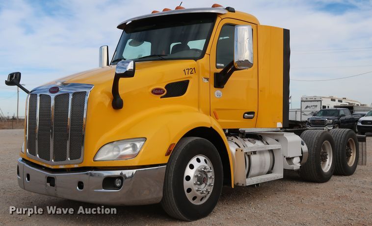 image for item IY9045 2017 Peterbilt 579  semi truck