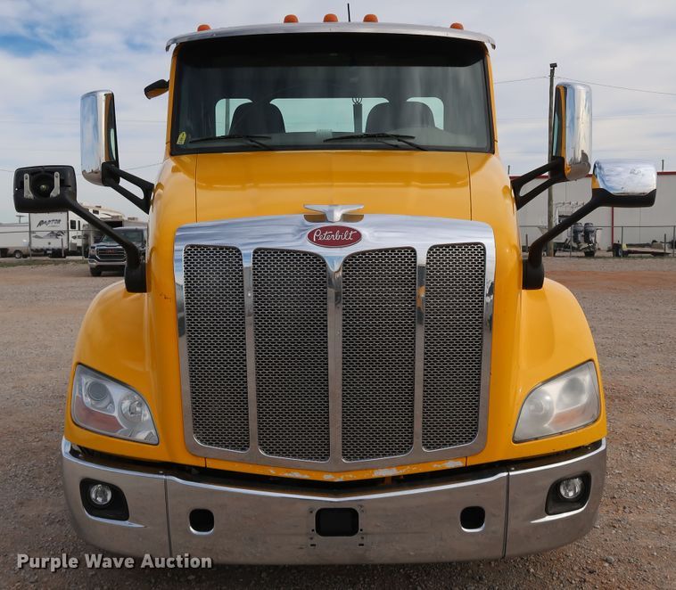 image for item IY9045 2017 Peterbilt 579  semi truck