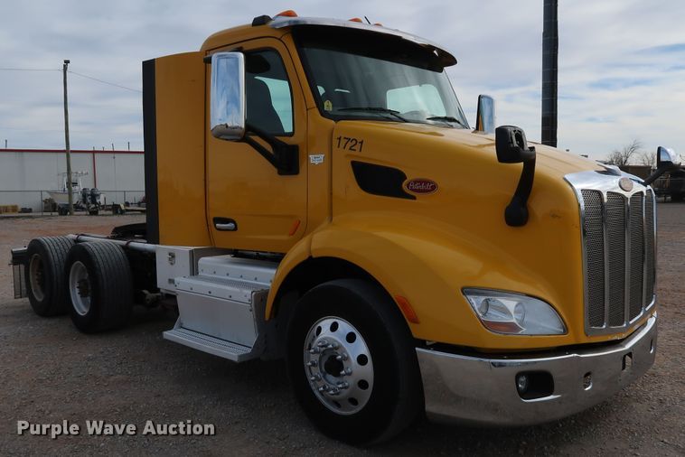 image for item IY9045 2017 Peterbilt 579  semi truck