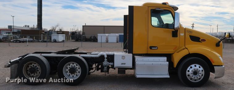 image for item IY9045 2017 Peterbilt 579  semi truck