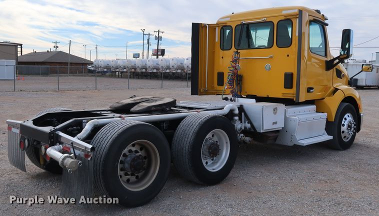 image for item IY9045 2017 Peterbilt 579  semi truck