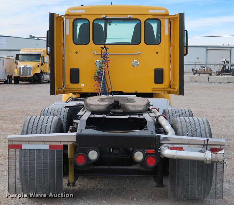 image for item IY9045 2017 Peterbilt 579  semi truck