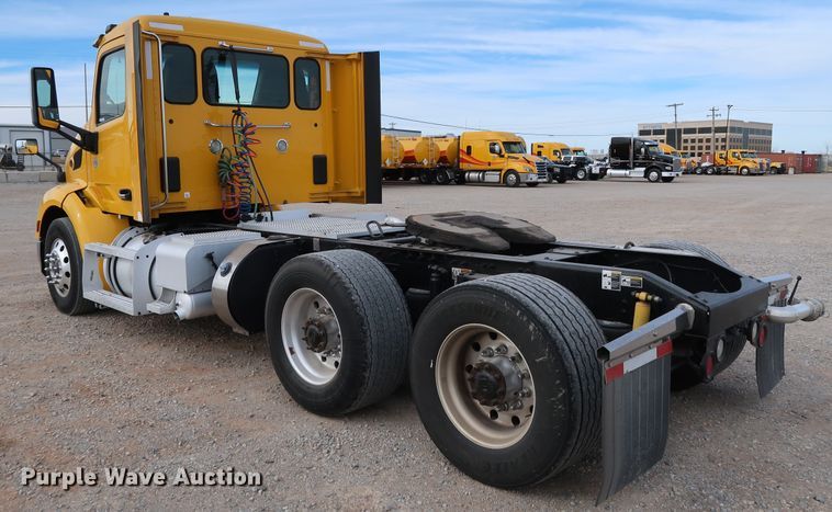 image for item IY9045 2017 Peterbilt 579  semi truck