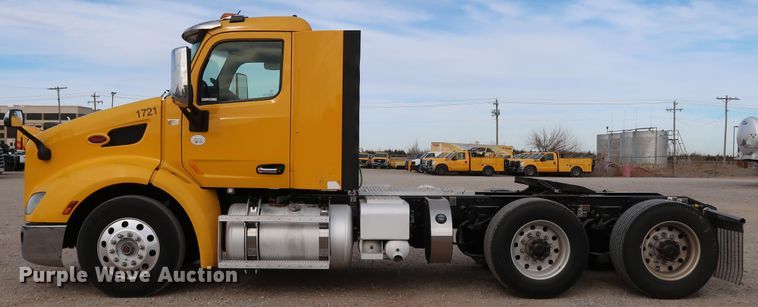 image for item IY9045 2017 Peterbilt 579  semi truck