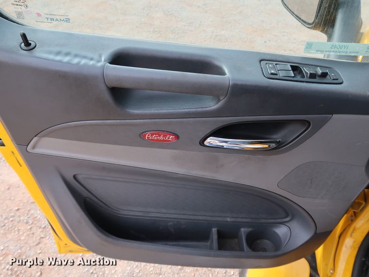 image for item IY9045 2017 Peterbilt 579  semi truck