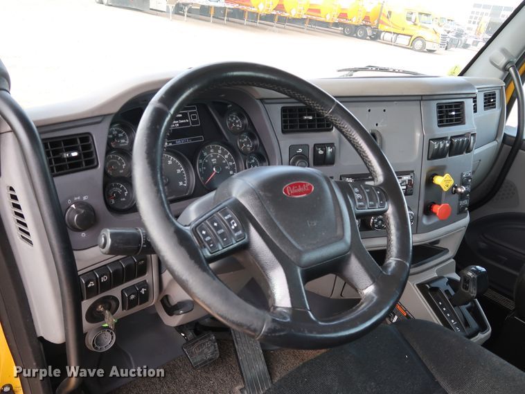 image for item IY9045 2017 Peterbilt 579  semi truck