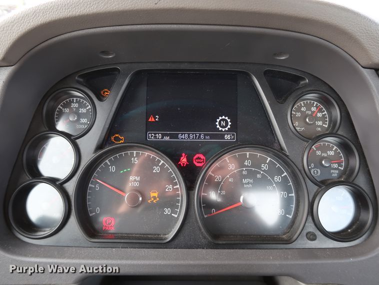 image for item IY9045 2017 Peterbilt 579  semi truck