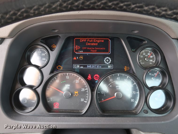 image for item IY9045 2017 Peterbilt 579  semi truck