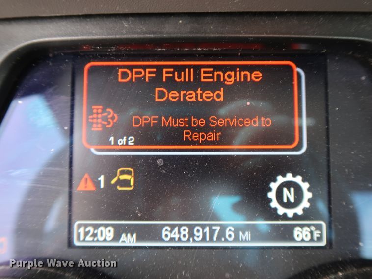 image for item IY9045 2017 Peterbilt 579  semi truck