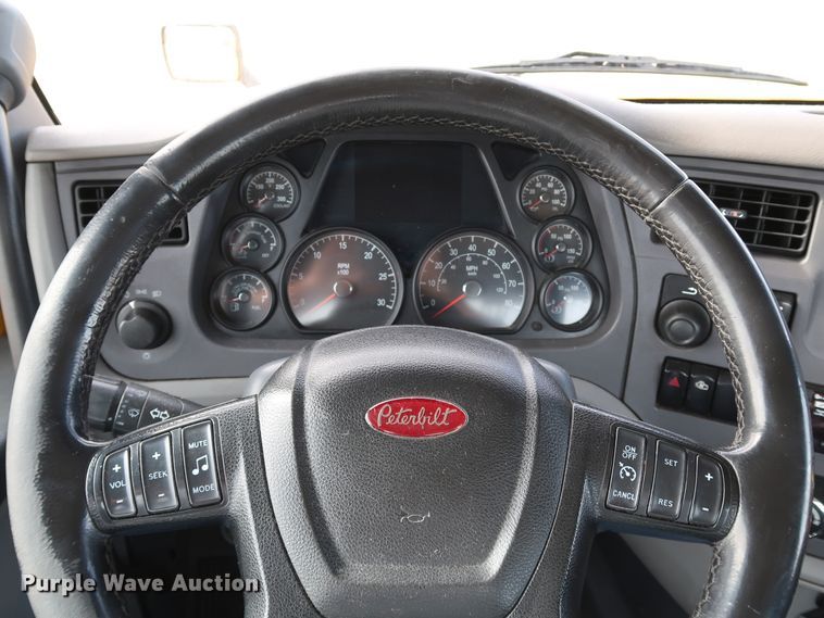 image for item IY9045 2017 Peterbilt 579  semi truck