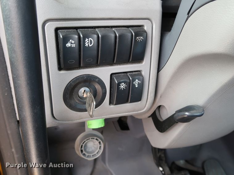 image for item IY9045 2017 Peterbilt 579  semi truck