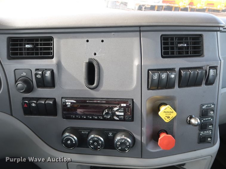 image for item IY9045 2017 Peterbilt 579  semi truck