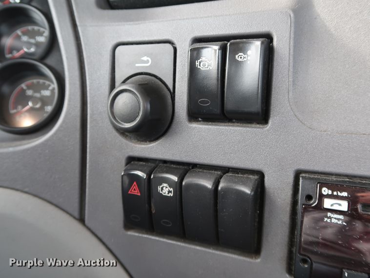 image for item IY9045 2017 Peterbilt 579  semi truck