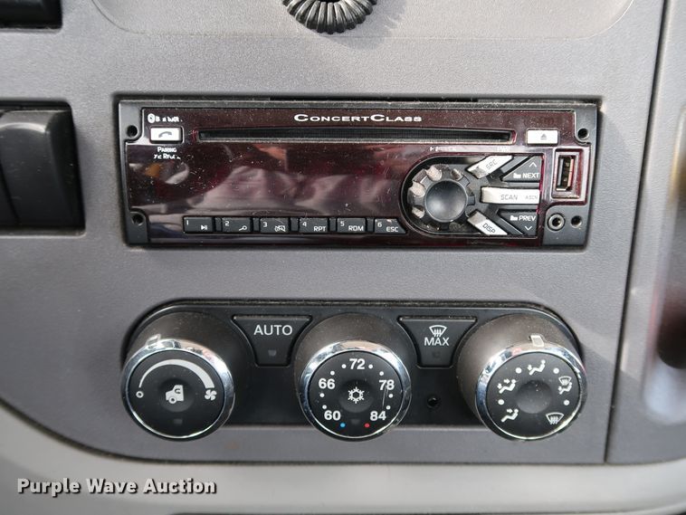 image for item IY9045 2017 Peterbilt 579  semi truck