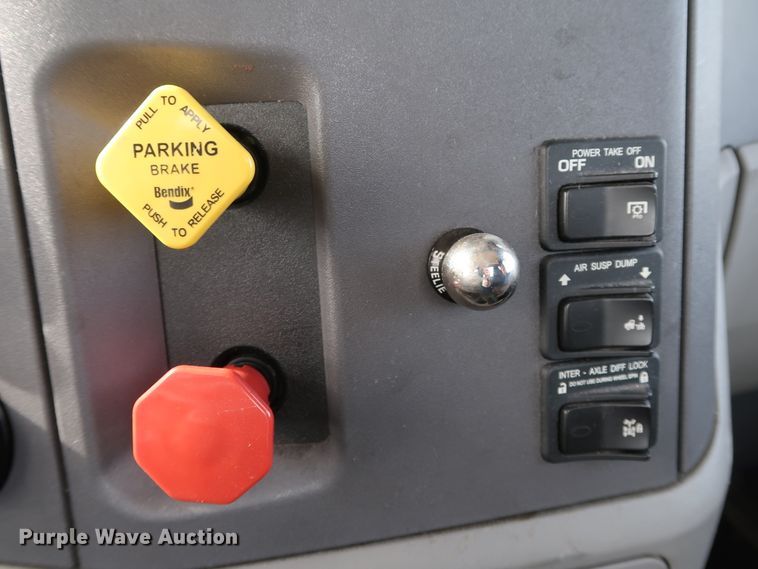 image for item IY9045 2017 Peterbilt 579  semi truck