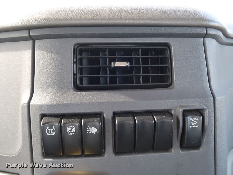 image for item IY9045 2017 Peterbilt 579  semi truck