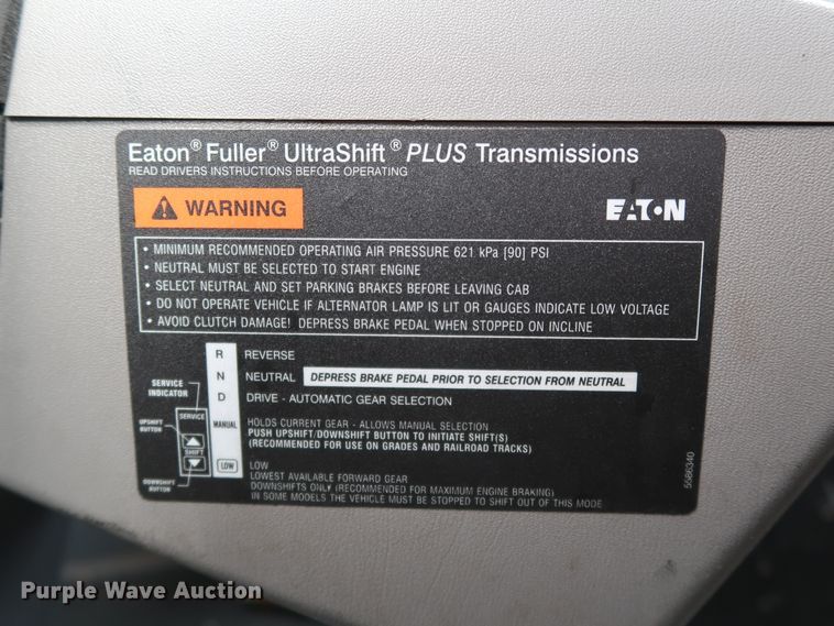 image for item IY9045 2017 Peterbilt 579  semi truck