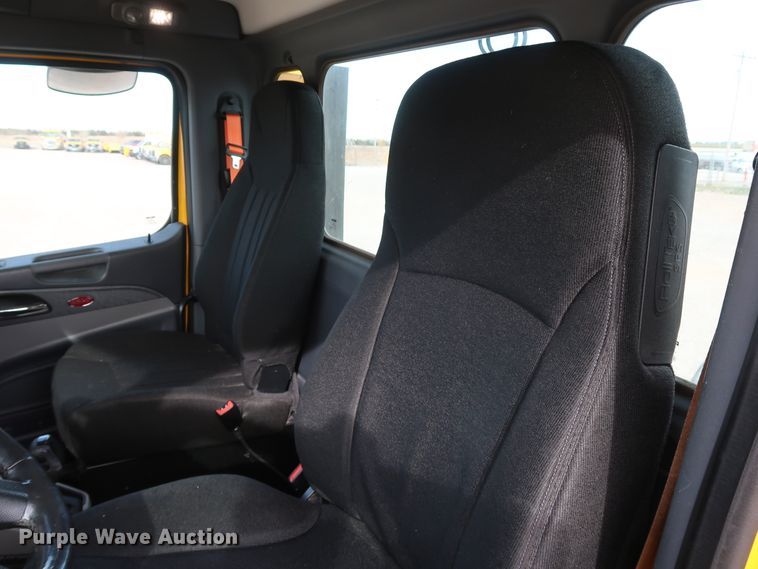 image for item IY9045 2017 Peterbilt 579  semi truck