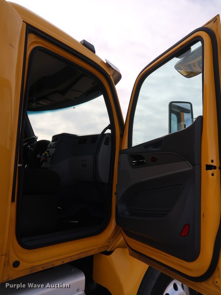 image for item IY9045 2017 Peterbilt 579  semi truck