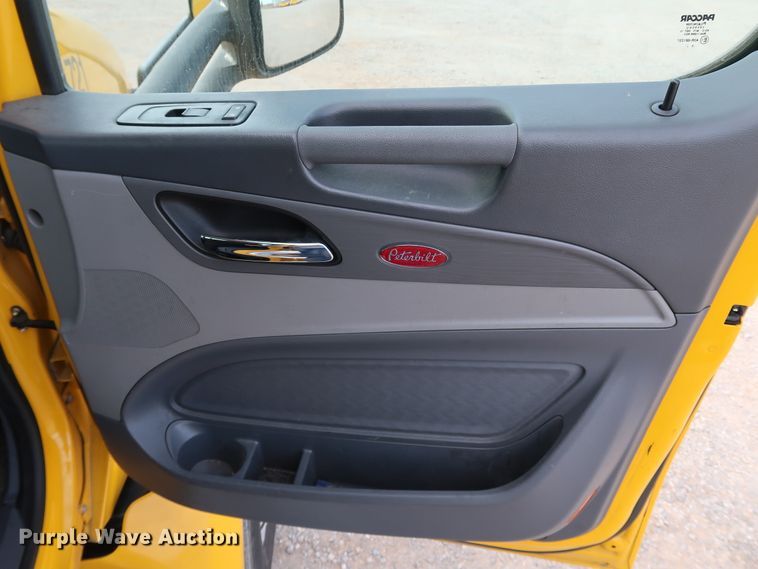 image for item IY9045 2017 Peterbilt 579  semi truck