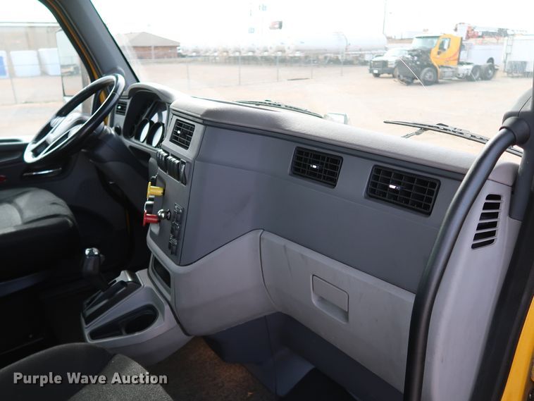 image for item IY9045 2017 Peterbilt 579  semi truck