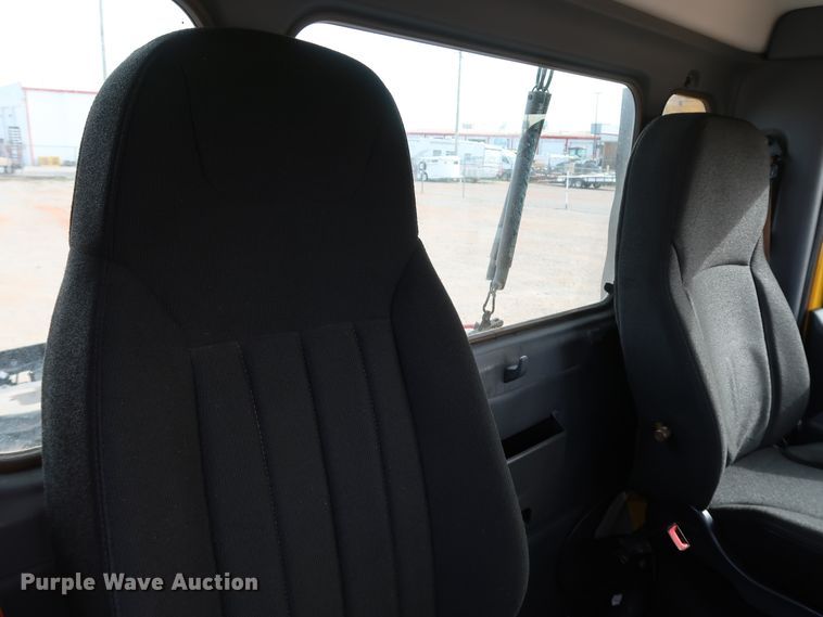 image for item IY9045 2017 Peterbilt 579  semi truck