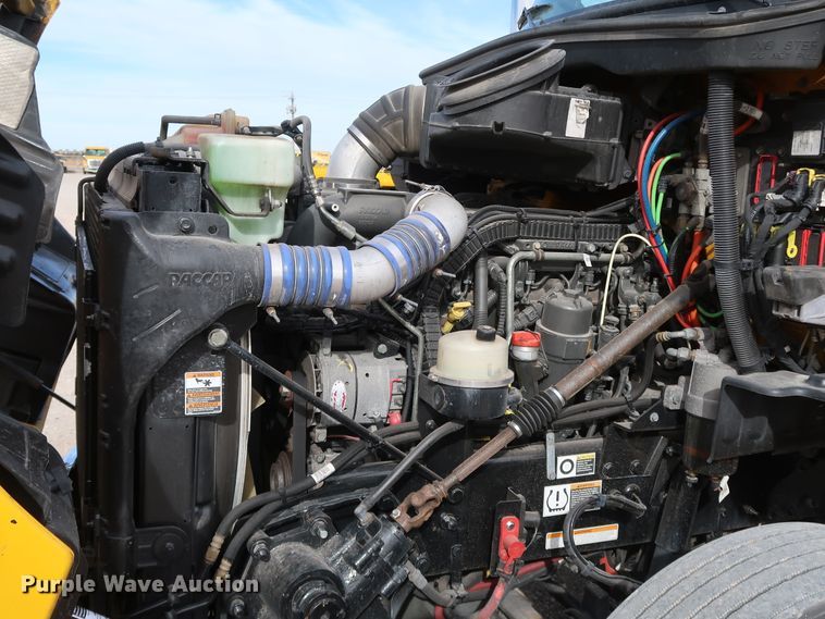 image for item IY9045 2017 Peterbilt 579  semi truck